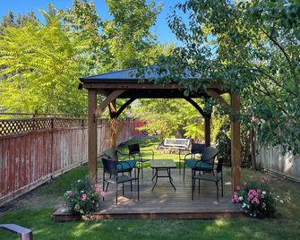 Boutique motel with private beach access & full kitchen - Penticton - Patio