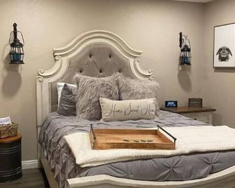 The Outside Inn at The Tipsy Goat Ranch - Lakeside - Bedroom