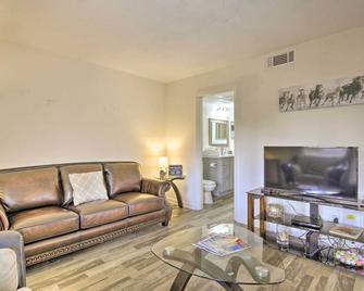 Condo By Pinehurst Golf Course with Peaceful Patio - Pinehurst - Living room