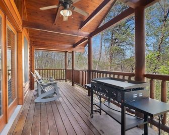Briar Brook - Private Smoky Mountain Luxury Log Home with 2 Fireplaces, Hot Tub & Community Pool - Wears Valley - Balcony