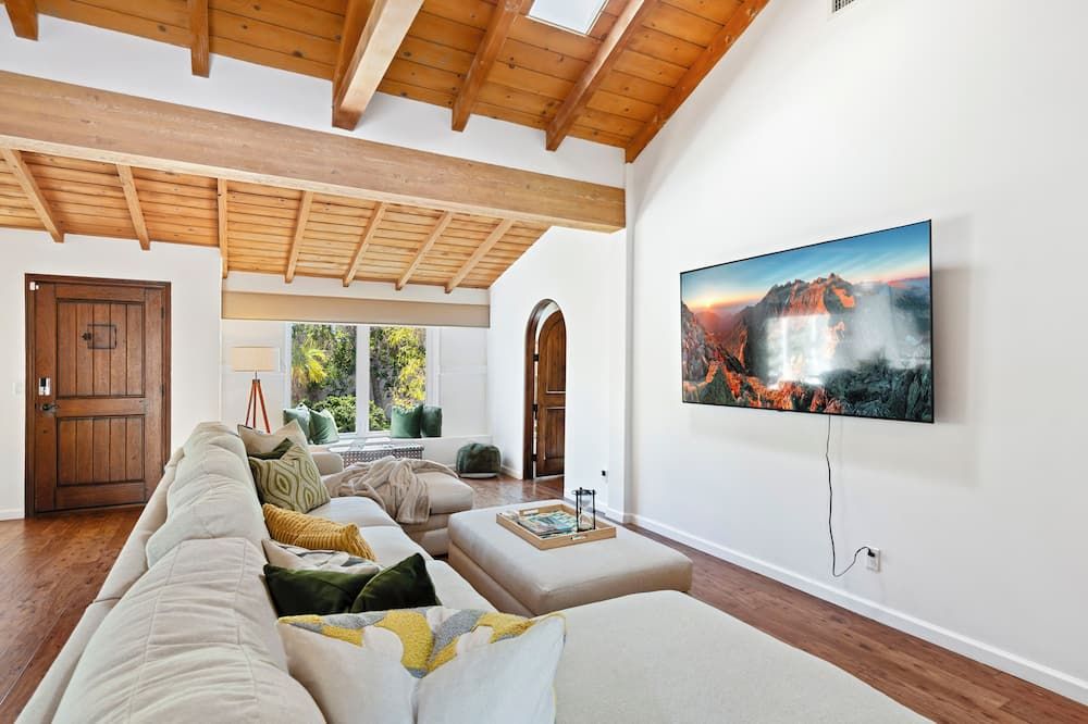 New! Private Las Palmas Estate with Huge Pool and Mountain Views - Palm Springs - Living room