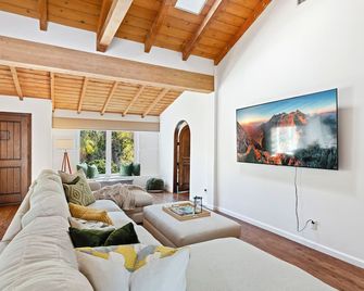 New! Private Las Palmas Estate with Huge Pool and Mountain Views - Palm Springs - Sala de estar