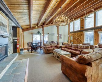 Forest Home With Shared Pool & Hot Tub, Wifi, & Washer/Dryer - One Small Dog Ok - Wilmington - Living room