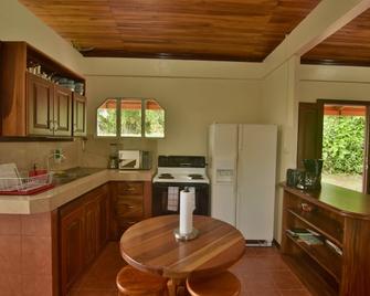 House w/ Volcano view. Walking distance from Supermarket and Restaurants. - El Castillo - Kitchen