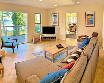 The Outlook at Deep Bay - South Suite - Qualicum Beach - Living room