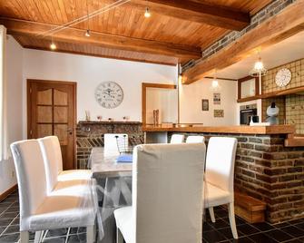 Delightful Holiday Home in Goesnes With Swimming Pool, Garden - Ohey - Comedor