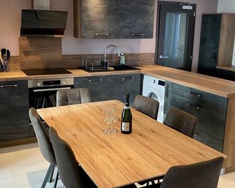 Luxury Countryside Cottage with Sauna, Spa & Electric Car Charging - Sleeps 5 - Plombières-les-Bains - Cuisine