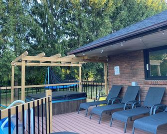 Cottage vibes! Cozy group retreat with pool and hot tub - Dorchester - Innenhof