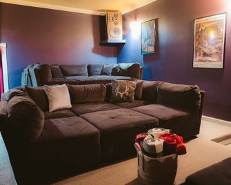 Private Riverfront Lodge w/ Indoor Pool, Movie Theater, Hot Tub on Acreage - La Pine - Sala de estar