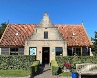 Villa in Netherlands with Hot Tub & Garden - Hippolytushoef - Building