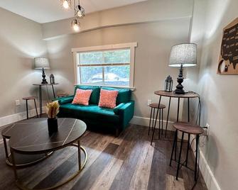 Prime location 3 bed 1.5 bath - South Heights - Sala de estar