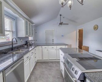 The Gathering Space - Updated - Great Location! - Springfield - Kitchen