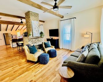 Historic Cottage Downtown Macon with off street parking - Macon - Living room