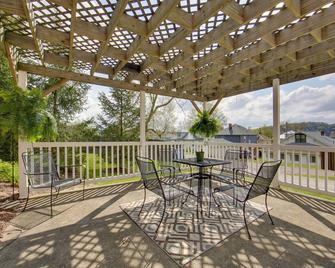 Pet-Friendly New Kensington Apt with Shared Perks - New Kensington - Balcony