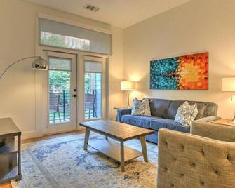 Warm And Inviting 1br 1ba Condo - Asheville - Living room