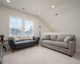 Newly built end unit townhouse with Pond views in The Peninsula! - Millsboro - Sala de estar