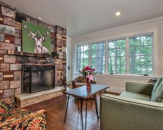 Cute little cottage on Catfish Lake! Couples get away! - Eagle River - Living room
