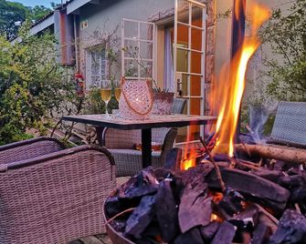 Sagewood Cottage for 2 People with Wonderful Private Terrace in Garden! - Lanseria - Terasa