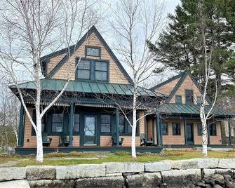 Find Your Bliss at this Private and Captivating Lakeside Retreat - Manchester - Building