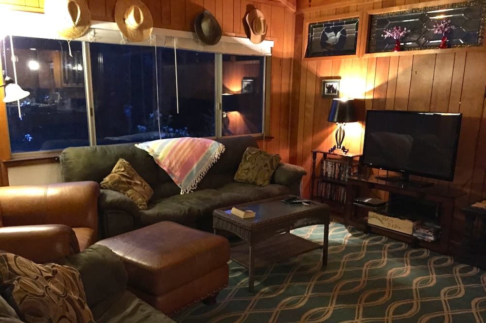 Family-Friendly South Tulloch Lake Waterfront Home w/Boat Dock