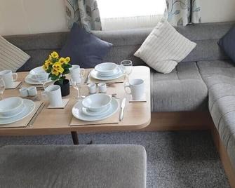 KellysHolidayHomes Atlas 3 bedrooms caravan - Weeley - Living room