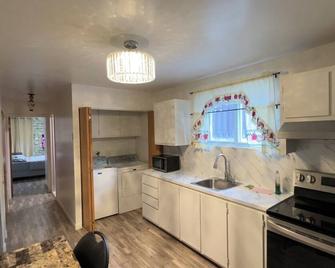 Lovely half basement Apt near highway - Montreal - Kitchen