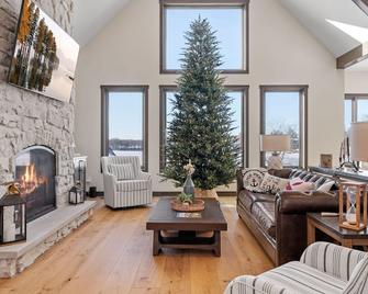 The Belle Retreat - Center City - Living room