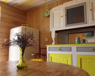 Le Vallon d'Armandine, gîte écologique Auvergne - Agnat - Salle à manger