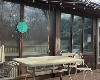 Sunflower/Mushroom Farmhouse just 6 minutes from Lawrence 'Wakarusa Valley Farm' - Lawrence - Patio
