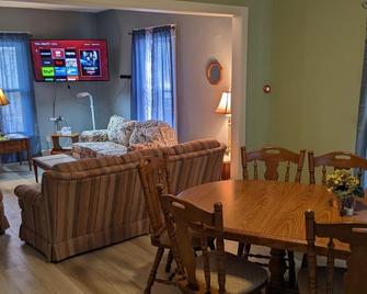 Aunt Rose's 3 BR sleeps 6 adults and 6 kids, 2 per bed. - Monroe - Dining room
