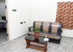 V Homestays : Brand New Penthouse Apartment - Bhadrāchalam - Living room