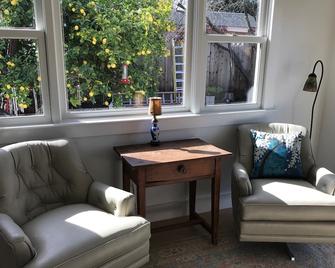 Charming Mid-Century Modern, 2bed/2bath Cottage w/ Lg Garden - Redwood City - Living room