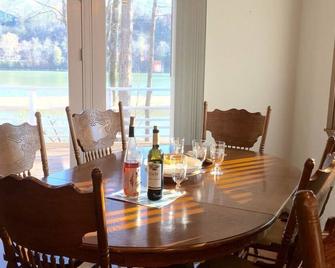 Lakefront Retreat w/Deck, Dock & Resort Amenities - Hot Springs - Comedor