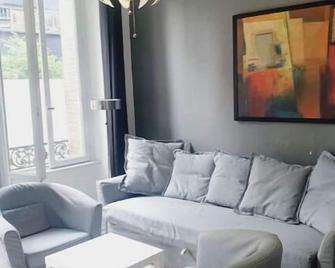 Appartement Avec Patio à en Plein Centre Ville - Clichy - Living room