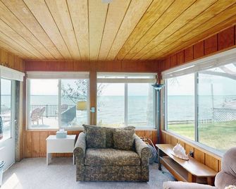 Ottertail Lakefront 3BR. Boat lift. Cozy. Awesome! - Ottertail - Living room