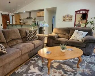 Riverfront Home Near Yosemite: The River Sage - Mariposa - Living room