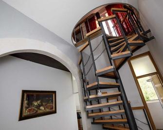 Prenociste Kastel - Knin - Escaleras