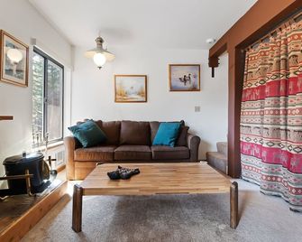 Cozy, Well Furnished Condo! - Tamarack #12 by Bear Valley Vacation Rentals - Arnold - Sala de estar