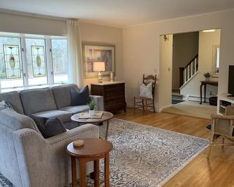 Hampton's Retreat - Seas the Moment - Hampton Bays - Living room