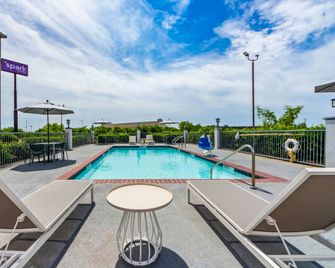 Spark by Hilton Terrell - Terrell - Piscina