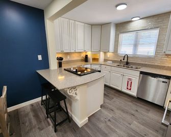 Family-friendly, playroom w/ air hockey & arcade games, hot tub, mountain views! - Seymour - Cocina