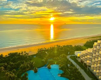 Avina Resort Cam Ranh - Cam Ranh - Beach