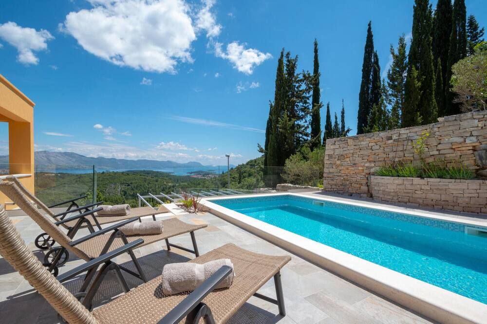 أميزينج هوم إن زرنوفو ويذ 4 بد رومز، ويفي آند أوتدور سويمنج بول - كوركولا - حوض السباحة