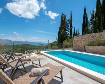 Amazing Home in Zrnovo With 4 Bedrooms, Wifi and Outdoor Swimming Pool - Korčula - Pool