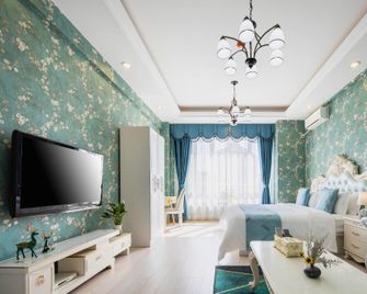 Xingangjing Apartment Hotel(Dalian Harbor Plaza International Conference Center store) - Dalian - Bedroom