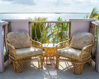 Premier Oceanfront Cabana - Dangriga - Balkon