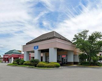 Heritage Inn & Suites by Capital O Baton Rouge I 10 - Baton Rouge - Building