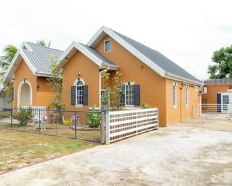 2 Bedroom gated Annex -pool, king & queen beds, free parking and wifi - Dinsley - Building