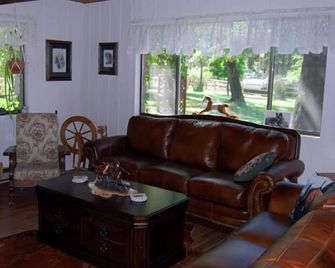 Lonesome Dove Guest Ranch - Kalispell - Living room