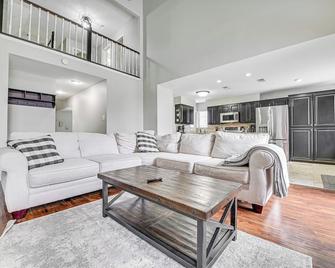 10 Mi to Lake Lewisville: Carrollton Home w/ Pool - Carrollton - Living room